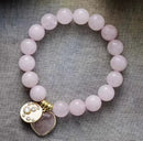 Fotografia original da pulseira DearGlow de quartzo rosa com pendente de coração
