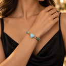 Pulseira Agate usada por uma mulher — imagem ilustrativa gerada por IA