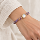 Pulseira Amethyst usada por uma mulher — imagem ilustrativa gerada por IA