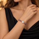 Pulseira Amethyst usada por uma mulher — imagem ilustrativa gerada por IA
