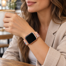 BloomBeat — pulseira com relógio usada por uma mulher, num café. Imagem ilustrativa gerada por IA; relógio não incluído.