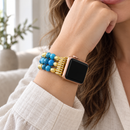 BlueIntent — pulseira com relógio usada por uma mulher, luz natural. Imagem ilustrativa gerada por IA; relógio não incluído.