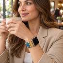 BlueIntent — pulseira com relógio usada por uma mulher, num café. Imagem ilustrativa gerada por IA; relógio não incluído.