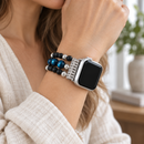 BraveNight — pulseira com relógio usada por uma mulher, luz natural. Imagem ilustrativa gerada por IA; relógio não incluído.