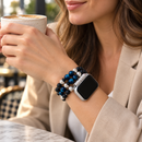 BraveNight — pulseira com relógio usada por uma mulher, num café. Imagem ilustrativa gerada por IA; relógio não incluído.