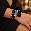BraveNight — pulseira com relógio usada por uma mulher, visual de noite. Imagem ilustrativa gerada por IA; relógio não incluído.