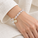 Pulseira Clear Quartz usada por uma mulher — imagem ilustrativa gerada por IA