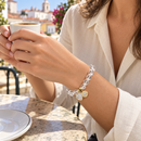 Pulseira Clear Quartz usada por uma mulher — imagem ilustrativa gerada por IA