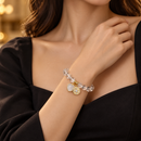 Pulseira Clear Quartz usada por uma mulher — imagem ilustrativa gerada por IA