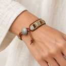 Pulseira Cool Lariat usada por uma mulher — imagem ilustrativa gerada por IA