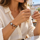 Pulseira Cool Lariat usada por uma mulher — imagem ilustrativa gerada por IA