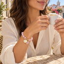 Mulher com pulseira DearGlow num café — imagem ilustrativa gerada por IA
