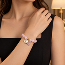 Mulher com pulseira DearGlow com vestido preto — imagem ilustrativa gerada por IA