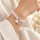 Mulher com pulseira DearGlow no pulso — imagem ilustrativa gerada por IA