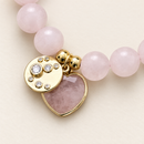 Pormenor ilustrativo dos pendentes e das contas rosa da pulseira DearGlow — imagem editada