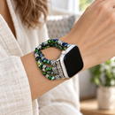 Pulseira ForestSpark num pulso de mulher com relógio — imagem ilustrativa gerada por IA; relógio não incluído