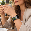 ForestSpark — pulseira com relógio num pulso de mulher, num café. Imagem ilustrativa gerada por IA; relógio não incluído.