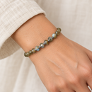 Pulseira Labradorite M usada por uma mulher — imagem ilustrativa gerada por IA