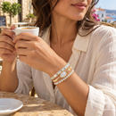 Mulher com pulseira Lunar Grace num café — imagem ilustrativa gerada por IA