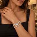 Mulher com pulseira Lunar Grace com vestido preto — imagem ilustrativa gerada por IA