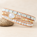 Pulseira Lunar Grace com pedra da lua e contas claras — imagem de apresentação editada