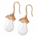 PearlPoise — Brincos Pendentes sobre fundo branco