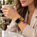 PrismPath — pulseira com relógio num pulso de mulher, num café. Imagem ilustrativa gerada por IA; relógio não incluído.