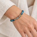 Pulseira Pyrite Man usada por uma mulher — imagem ilustrativa gerada por IA