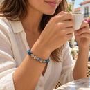 Pulseira Pyrite Man usada por uma mulher — imagem ilustrativa gerada por IA