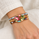 Pulseira Rainbow Wrap usada por uma mulher — imagem ilustrativa gerada por IA
