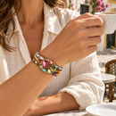 Pulseira Rainbow Wrap usada por uma mulher — imagem ilustrativa gerada por IA