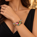 Pulseira Rainbow Wrap usada por uma mulher — imagem ilustrativa gerada por IA