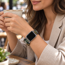 RootRhythm — pulseira com relógio num pulso de mulher, num café. Imagem ilustrativa gerada por IA; relógio não incluído.