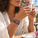 Mulher com pulseira SoulWeave num café — imagem ilustrativa gerada por IA