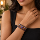 Mulher com pulseira SoulWeave com vestido preto — imagem ilustrativa gerada por IA