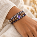 Mulher com pulseira SoulWeave em detalhe no pulso — imagem ilustrativa gerada por IA