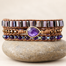Pulseira SoulWeave de estilo boho, três faixas e detalhe violeta — imagem editada