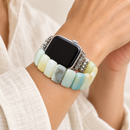 Pulseira TideWhisper usada com Apple Watch por uma mulher — imagem ilustrativa gerada por IA; relógio não incluído