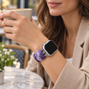 VioletHour — pulseira com relógio num pulso de mulher, num café. Imagem ilustrativa gerada por IA; relógio não incluído.
