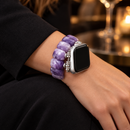 VioletHour — pulseira com relógio num pulso de mulher, visual de noite. Imagem ilustrativa gerada por IA; relógio não incluído.