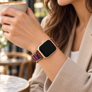 WildCurrent — pulseira com relógio usada por uma mulher, num café. Imagem ilustrativa gerada por IA; relógio não incluído.